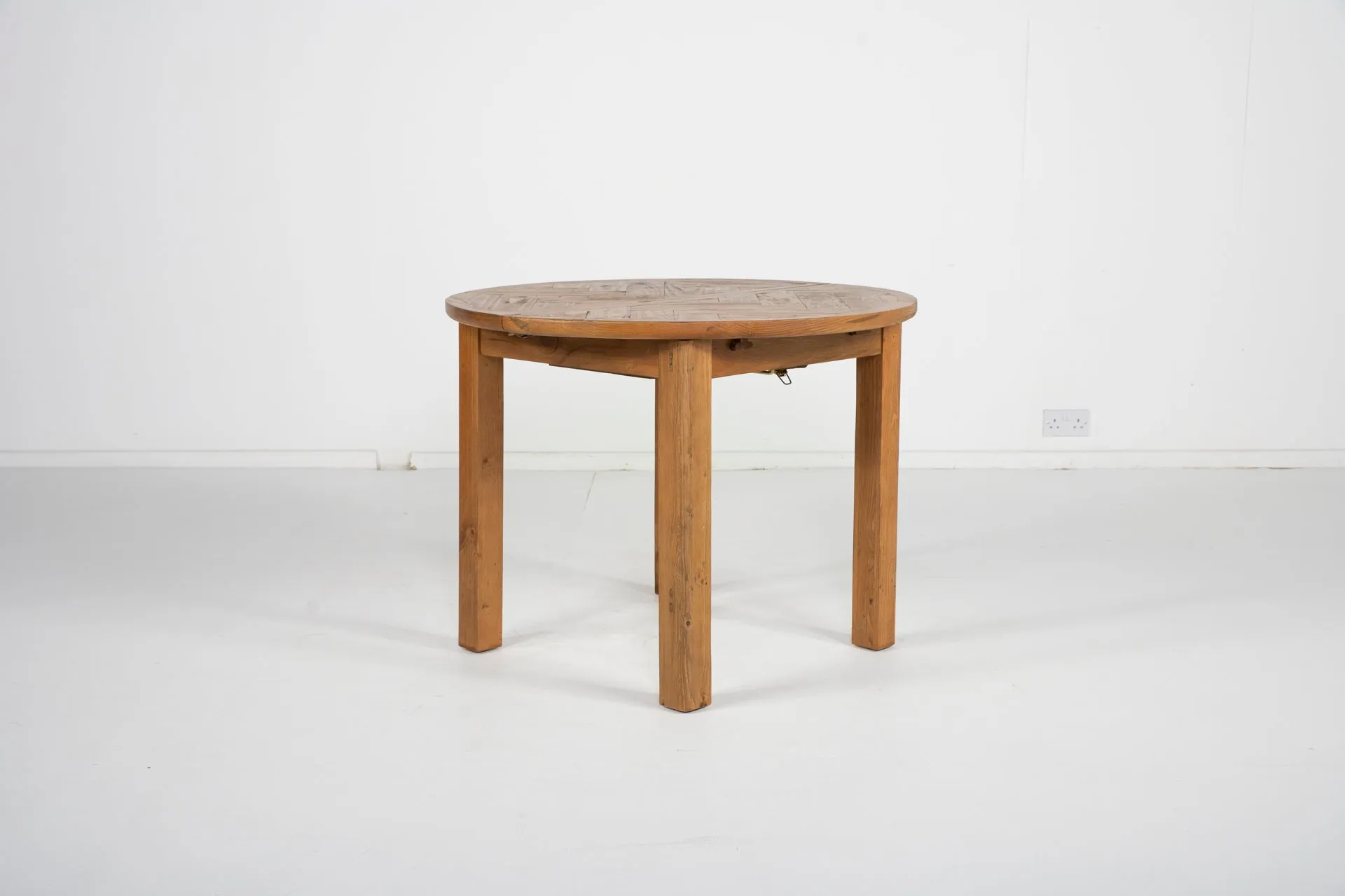 Tulsa Round Extendable Dining Table
