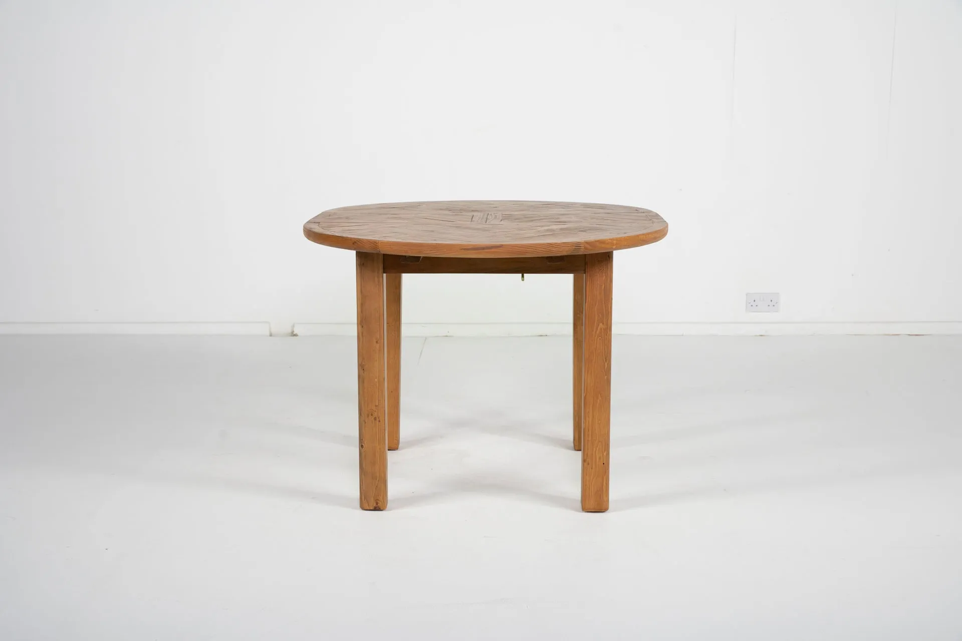 Tulsa Round Extendable Dining Table